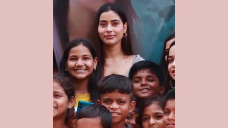 Mahak Chowdhary, President of RR Foundation, distributed food packets among the people affected by the fire in Oshiwara