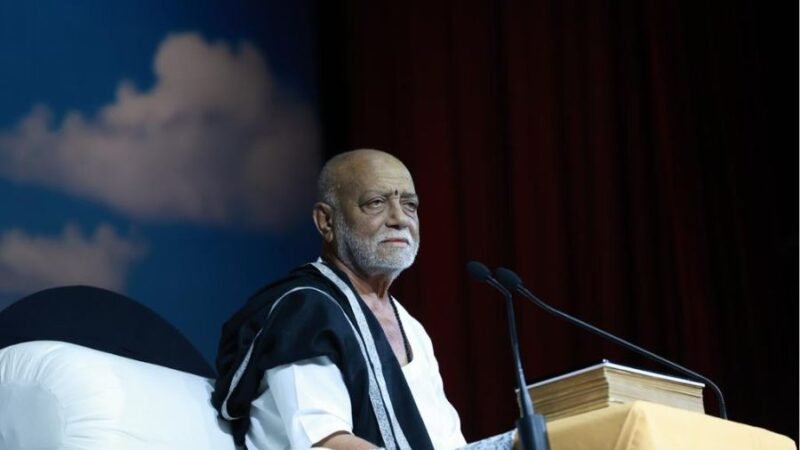Morari Bapu extends assistance to soldiers killed in Poonch
