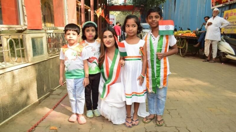 Actress Ruchi Gujjar Celebrates Republic Day with Children, Distributes Books under Shreeram Janhit kalyan Foundation